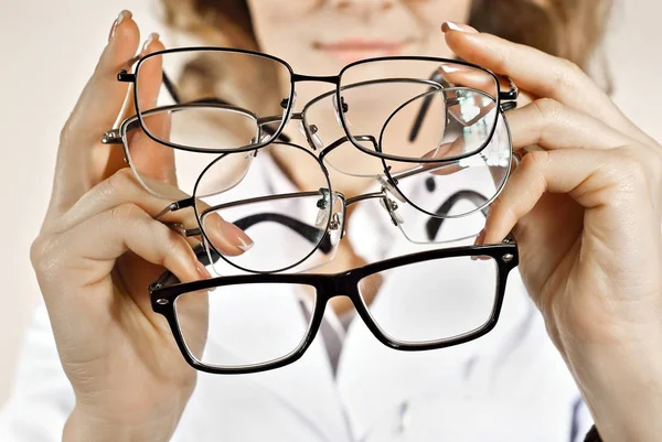 Donna Abito Medico Bianco Sfondo Giallo Medico Dimostra Una Vasta — Foto Stock