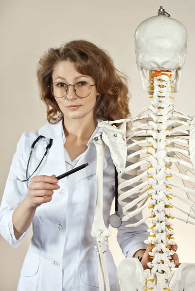 Beyaz Tıp Önlüklü Kadın Skelet Yapısı Olan Bir Doktor Sarı — Stok fotoğraf