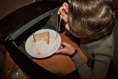  Mutfakta ısıtma sistemi var. Fast food. Evde yemek pişirmek. Pizza ve hamburgerler fırından çıkarıldı. Çocuklar pizza yiyor..