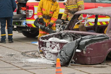 Kurtarma çalışmalarının gösterimi. İtfaiyeciler kazadan sonra arabaya zorla girerler. Kurtarma ekibi kurbanı yanan arabadan çıkarsın. İtfaiyecileri eğitmek.