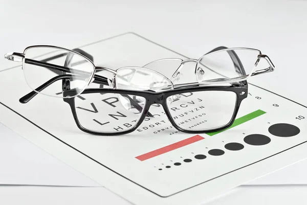 Glasögon Vit Bakgrund Bakgrund Med Bokstäver För Synprovning Många Glasögon — Stockfoto