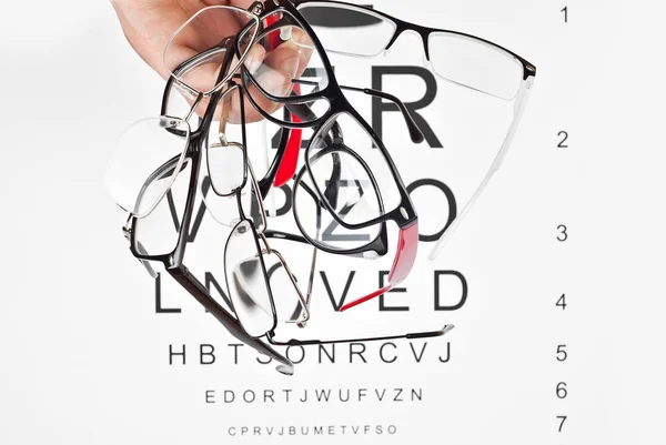 Óculos Sobre Fundo Branco Antecedentes Com Letras Para Teste Visão — Fotografia de Stock