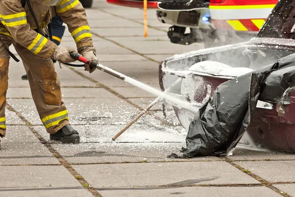 Bombero Apaga Coche Quemado Bomberos Entrenando Trabajos Demostración Salvamento — Foto de Stock