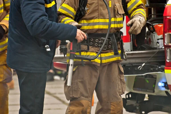 Εκπαιδεύω Πυροσβέστες Εργασίες Διάσωσης Επίδειξης Πυροσβέστης Κοντά Στο Πυροσβεστικό Όχημα — Φωτογραφία Αρχείου