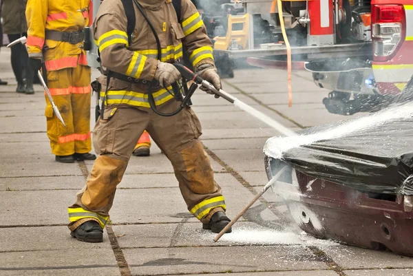 Pompier Éteint Voiture Brûlée Formation Des Pompiers Travaux Démonstration Sauvetage — Photo