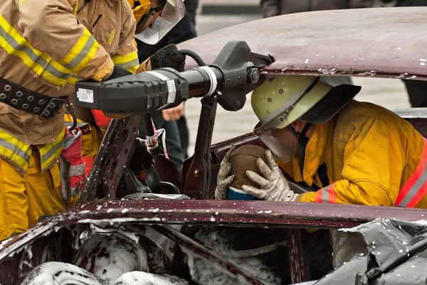 Demostración Los Trabajos Rescate Los Bomberos Irrumpen Coche Después Accidente —  Fotos de Stock