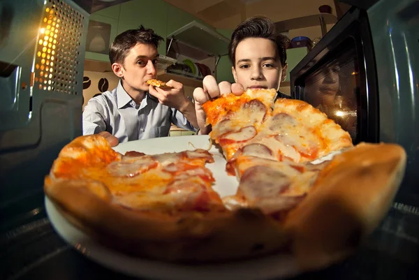 Los Chicos Reciben Pizza Del Microondas Calefacción Alimentos Cocina Del — Foto de Stock