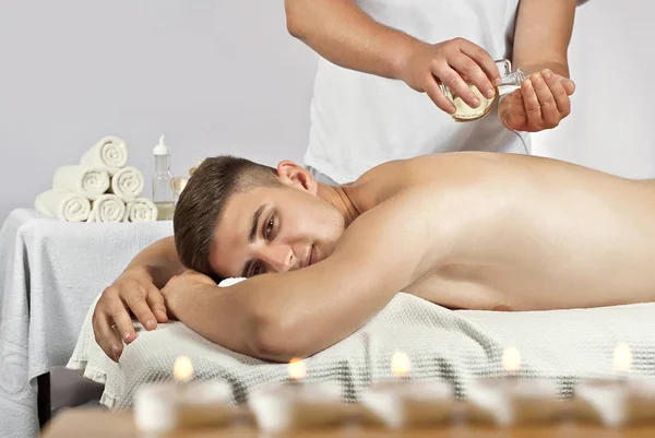 Massagetherapeutin Weißen Shirt Bei Einer Rückenmassage Liegt Der Kerl Auf — Stockfoto