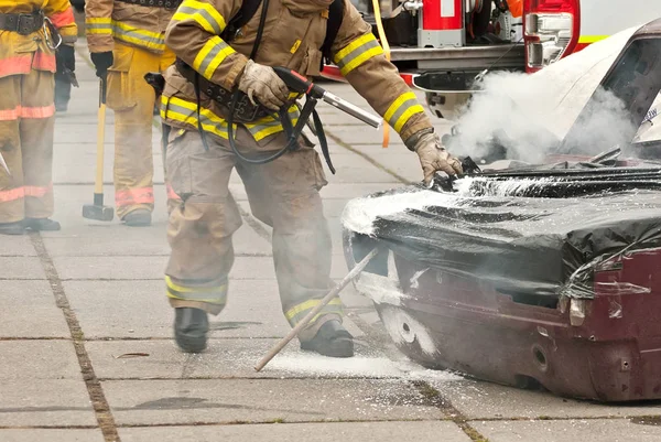 Pompier Éteint Voiture Brûlée Formation Des Pompiers Travaux Démonstration Sauvetage — Photo