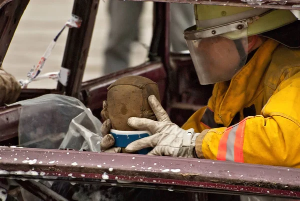 Démonstration Travaux Sauvetage Les Pompiers Introduisent Dans Une Voiture Après — Photo