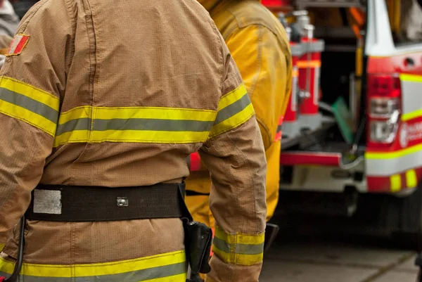 Ausbildung Von Feuerwehrleuten Demonstrative Rettungsarbeiten Feuerwehrmann Mit Ausrüstung Der Nähe — Stockfoto