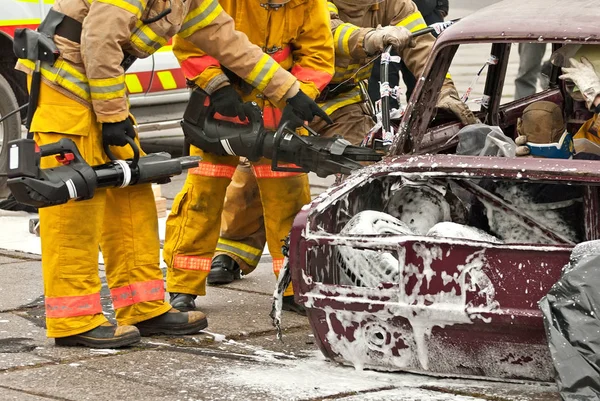 Demonstração Trabalho Resgate Bombeiros Invadem Carro Após Acidente Equipa Resgate — Fotografia de Stock