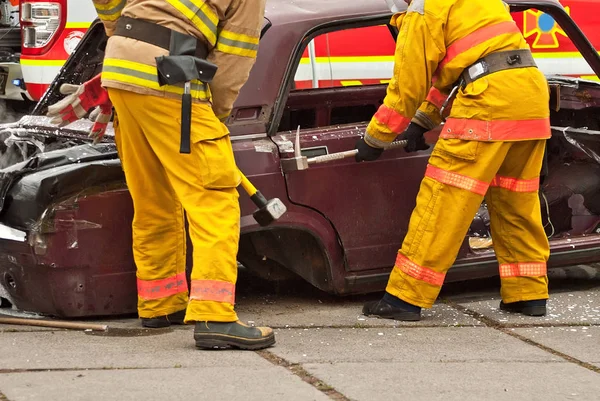 Demostración Los Trabajos Rescate Los Bomberos Irrumpen Coche Después Accidente —  Fotos de Stock