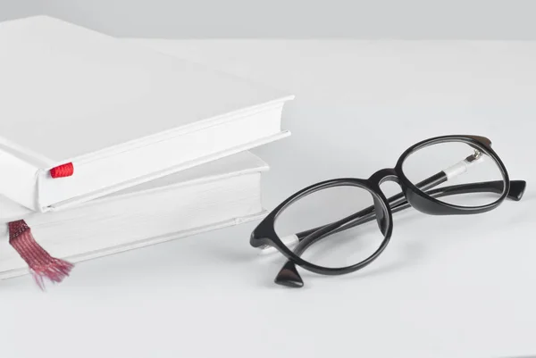 Bril Een Witte Achtergrond Ronde Glazen Bij Witte Boeken — Stockfoto
