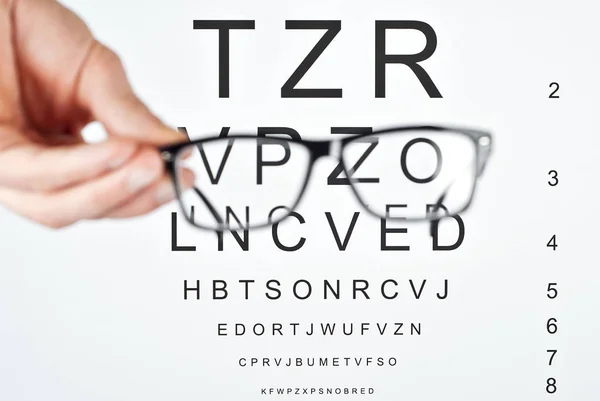 Glasögon Vit Bakgrund Bakgrund Med Bokstäver För Synprovning Glasögonen Suddiga — Stockfoto