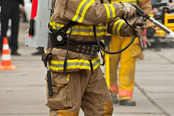Pompiere Spegne Auto Bruciata Addestramento Vigili Del Fuoco Lavori Salvataggio — Foto Stock