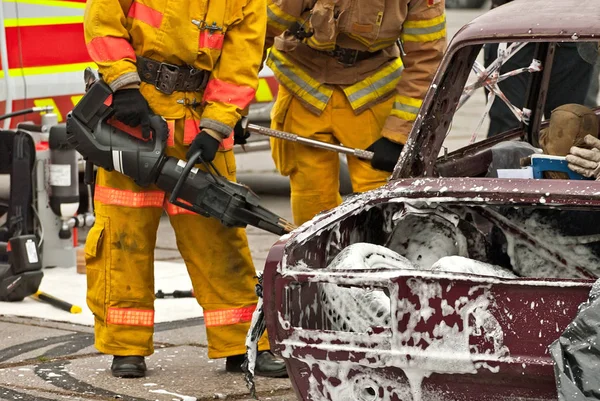 Демонстрація Рятувальної Роботи Після Аварії Пожежники Врізаються Машину Команда Порятунку — стокове фото