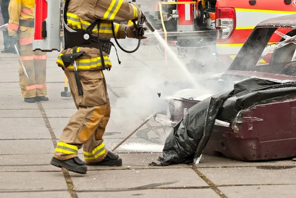 Strażak Gasił Spalony Samochód Trenowałem Strażaków Działania Zakresie Ratownictwa Demonstracyjnego — Zdjęcie stockowe