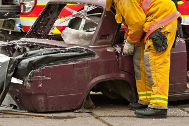 Kurtarma çalışmalarının gösterimi. İtfaiyeciler kazadan sonra arabaya zorla girerler. Kurtarma ekibi kurbanı yanan arabadan çıkarsın. İtfaiyecileri eğitmek.
