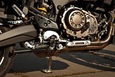 Motosiklet motoru kapanıyor. Krom motor parçaları. Pürüzsüz detaylar.