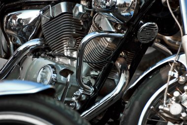 Motosiklet motoru kapanıyor. Krom motor parçaları. Pürüzsüz detaylar.