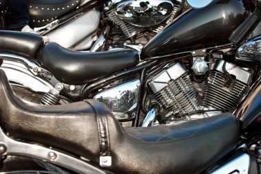 Motosiklet motoru kapanıyor. Krom motor parçaları. Pürüzsüz detaylar.