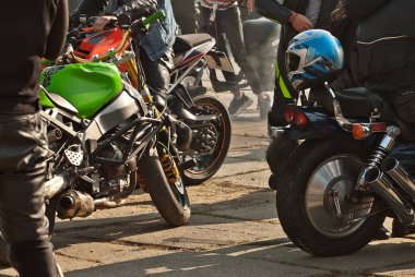 Motosiklet fuarında bir sürü motosiklet var. Motosiklet parçaları yakın plan. Şehir Bisikletçileri Festivali.