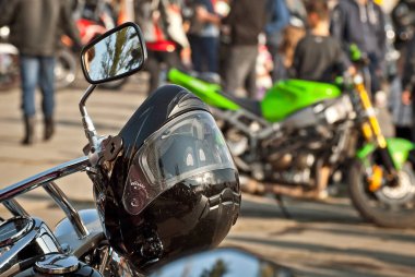 Motosiklet direksiyonu yakın çekim. Krom direksiyon elementleri. Motosiklet koruyucu kask