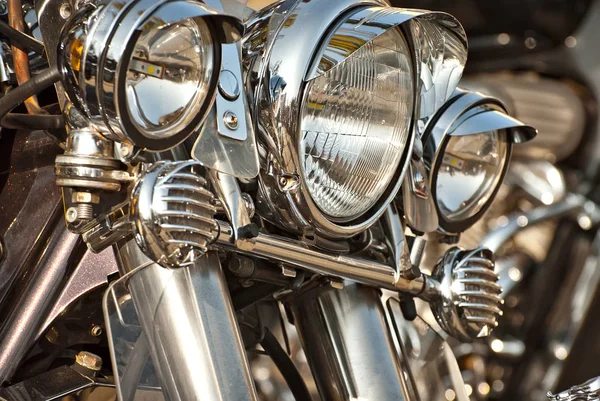 オートバイは列に置かれる ヘッドライトを閉めろオートバイのクロム要素 — ストック写真