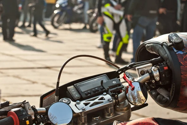 Motocykl Volant Detailní Záběr Chromované Prvky Volantu Ochranná Helma Motocyklu — Stock fotografie