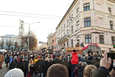 Ukrayna, Chernivtsi, Ocak 2020. Yıldırım Festivali: 