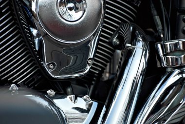 Motosiklet motoru kapanıyor. Krom motor parçaları. Pürüzsüz detaylar.