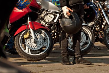 Motosiklet fuarında bir sürü motosiklet var. Motosiklet parçaları yakın plan. Şehir Bisikletçileri Festivali.