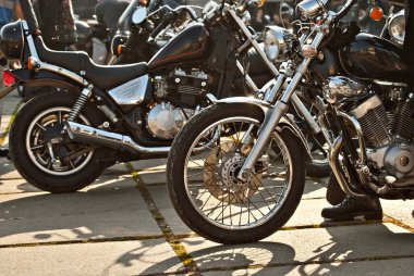 Motosiklet fuarında bir sürü motosiklet var. Motosiklet parçaları yakın plan. Şehir Bisikletçileri Festivali.