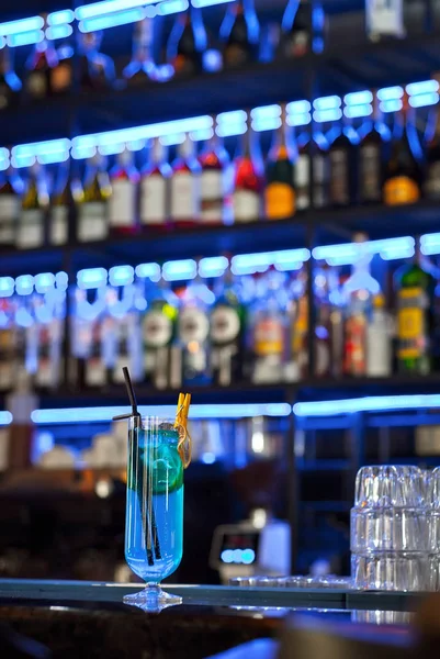 Cocktail Bleu Sur Comptoir Buvez Avec Martini Vodka Rhum Tequila — Photo