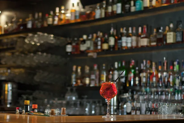 Koktail Merah Meja Bar Minum Dengan Martini Gin Rum Tequila — Stok Foto