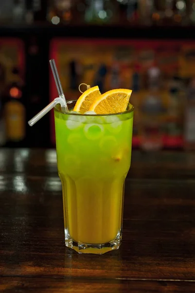 Zielony Koktajl Ladzie Pić Martini Gin Rum Tequilę Owoce Tle — Zdjęcie stockowe