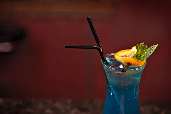 Niebieski Koktajl Ladzie Pić Martini Gin Rum Tequilę Owoce Koktajl — Zdjęcie stockowe