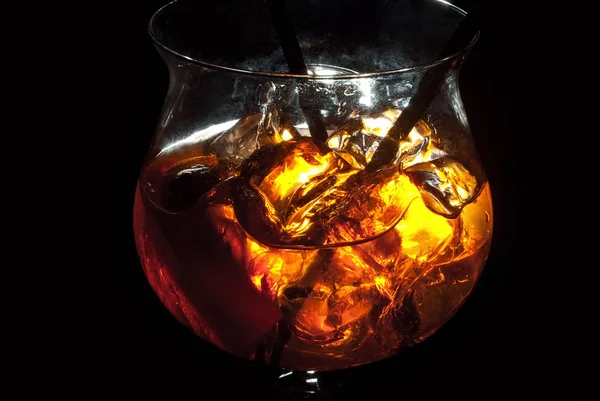 氷と果物のカクテルが閉じます ガラスの中の飲み物のシルエット — ストック写真