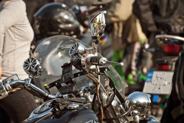 Motosiklet direksiyonu yakın çekim. Krom direksiyon elementleri.