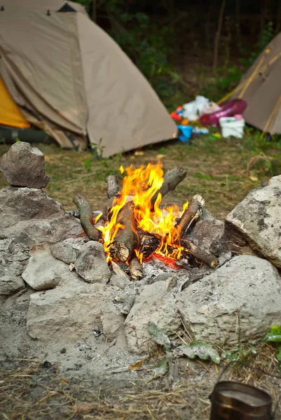 Brennholz Brennt Feuer Auf Einem Zeltboden Kochen Flammen Familienurlaub Und — Stockfoto