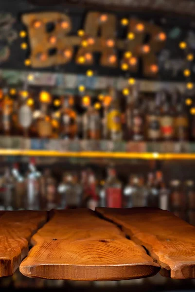 Bordo Legno Uno Sfondo Bottiglie Con Alcool Vecchio Bancone Bar — Foto Stock