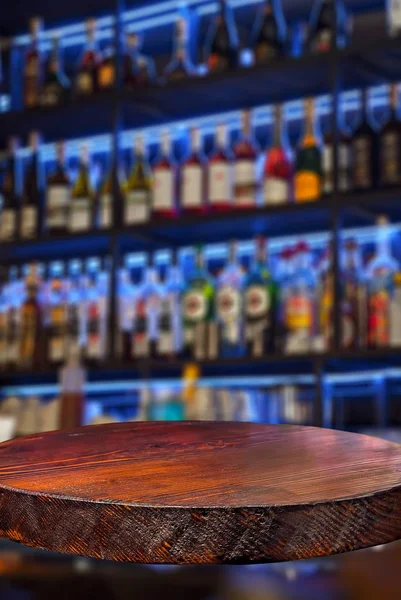 Tablero Madera Sobre Fondo Botellas Con Alcohol Antiguo Mostrador Bar —  Fotos de Stock
