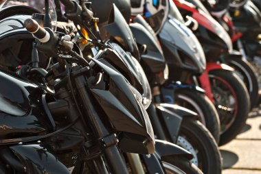 Motosiklet fuarında bir sürü motosiklet var. Motosiklet parçaları yakın plan. Şehir Bisikletçileri Festivali.