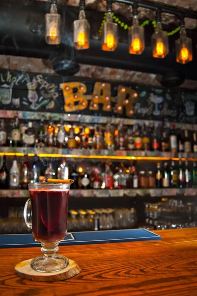 Cóctel Rojo Mostrador Del Bar Beber Con Vino Fruta Canela —  Fotos de Stock
