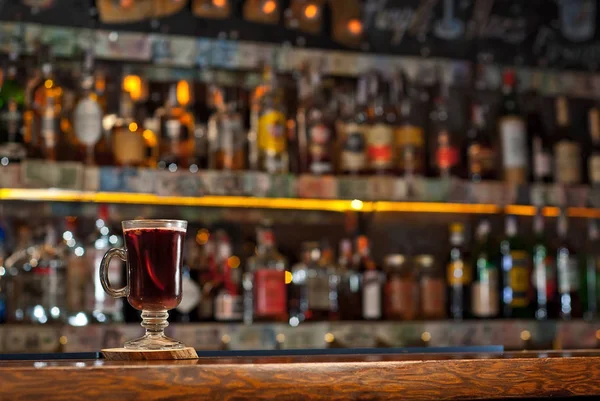 Cóctel Rojo Mostrador Del Bar Beber Con Vino Fruta Canela —  Fotos de Stock