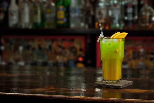 Zielony Koktajl Ladzie Pić Martini Gin Rum Tequilę Owoce Tle — Zdjęcie stockowe