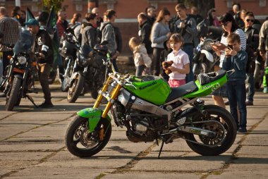 Chernivtsi, Ukrayna, 26 Ekim 2019. Bisiklet Festivali. Şehrin merkez meydanında motosikletçilerle buluşacağız. Birçok insan motosiklet şovunu izleyecekti..
