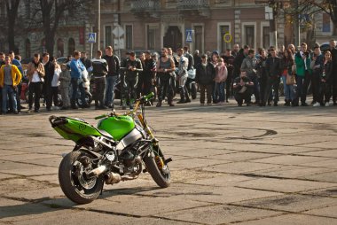 Chernivtsi, Ukrayna, 26 Ekim 2019. Bisiklet Festivali. Şehrin merkez meydanında motosikletçilerle buluşacağız. Birçok insan motosiklet şovunu izleyecekti..
