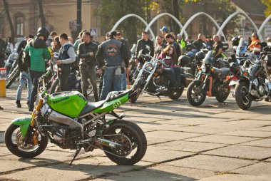 Chernivtsi, Ukrayna, 26 Ekim 2019. Bisiklet Festivali. Şehrin merkez meydanında motosikletçilerle buluşacağız. Birçok insan motosiklet şovunu izleyecekti..